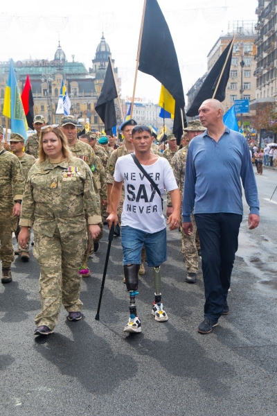 «Це лише початок нового і тільки кращого»: історія кохання бійця, що втратив ноги, та його коханої, яка ходить на протезах