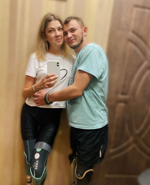 «Це лише початок нового і тільки кращого»: історія кохання бійця, що втратив ноги, та його коханої, яка ходить на протезах