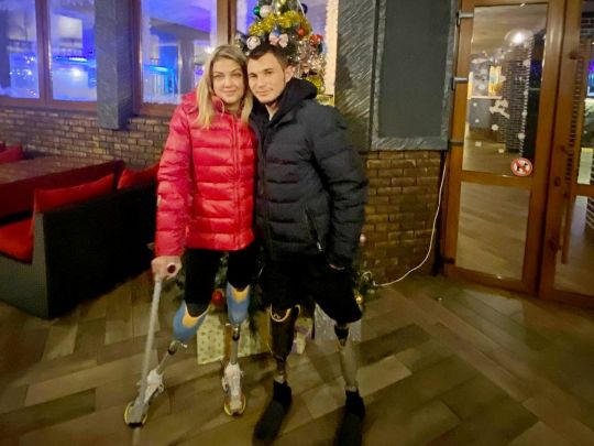 «Це лише початок нового і тільки кращого»: історія кохання бійця, що втратив ноги, та його коханої, яка ходить на протезах