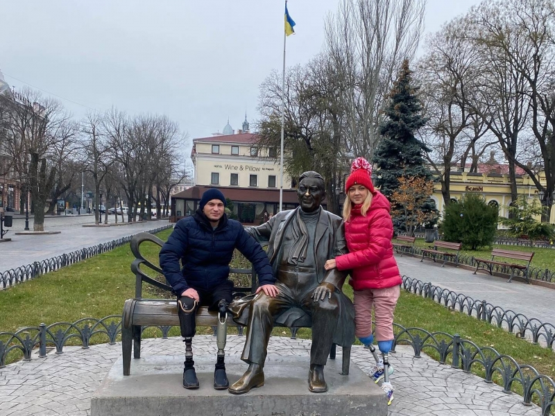 «Це лише початок нового і тільки кращого»: історія кохання бійця, що втратив ноги, та його коханої, яка ходить на протезах