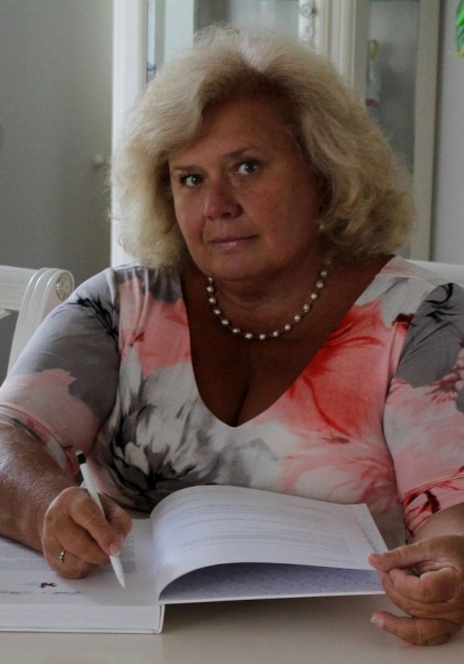 «Київський експериментальний кераміко-художній завод експортував продукцію до Великобританії, Іспанії та Німеччини», — колекціонерка Людмила Карпінська-Романюк