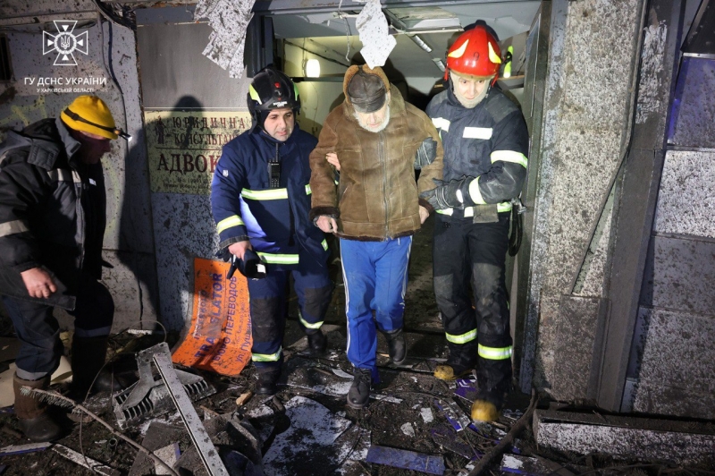 «Намагаються залякати цивільне населення»: увечері 23 січня окупанти завдали третього за добу ракетного удару по Харкову (фото, відео)
