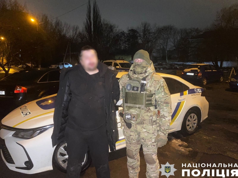 Новорічний екстрим: у Чернігові поліцейський спецназ із кувалдою прийшов за любителями феєрверків (фото, відео)