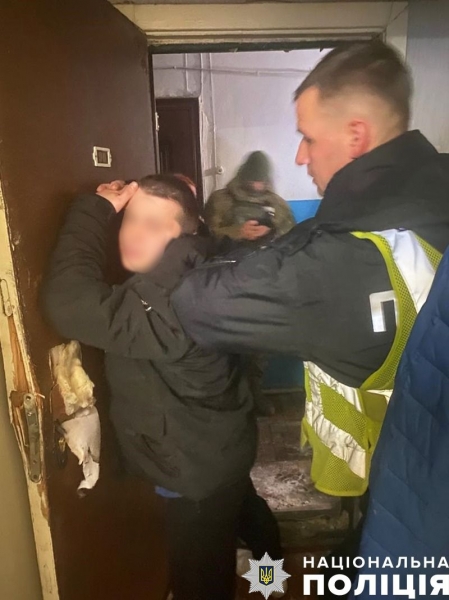 Новорічний екстрим: у Чернігові поліцейський спецназ із кувалдою прийшов за любителями феєрверків (фото, відео)