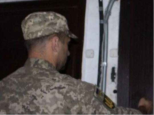 Поквартирна мобілізація: в Україні посилили роздачу повісток за місцем проживання