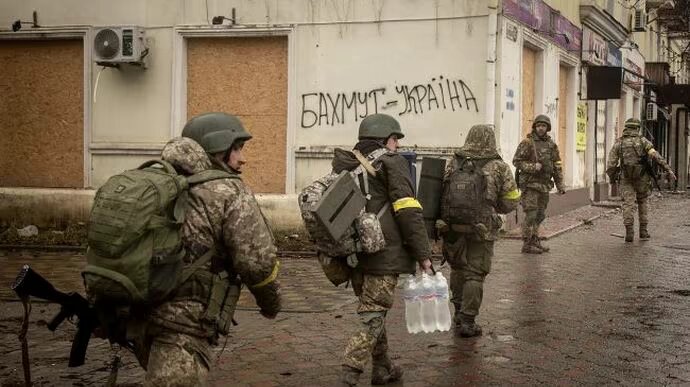 «Понад рік тому Віктор зник безвісти разом з двома побратимами під Бахмутом»: дружина захисника отримала інформацію, що її чоловік дивом вижив