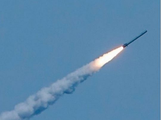 Потужна атака на Київ: уламки ракет впали у кількох районах столиці, є проблеми з електрикою (відео)