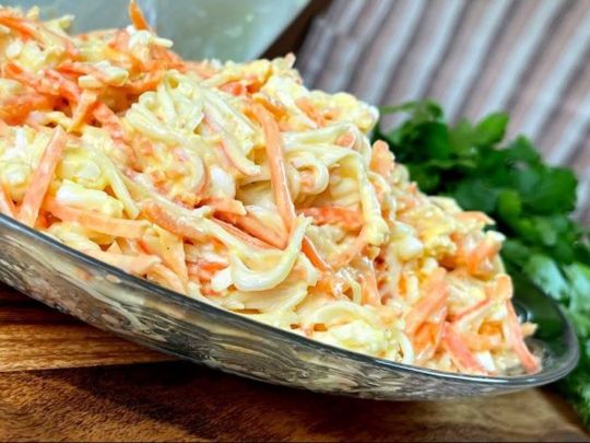 Салат «Ходовий» з корейською морквою і крабовими паличками: побив усі рекорди за швидкістю приготування