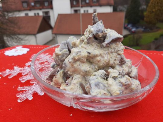 Салат із курячою печінкою та соусом із маринованими огірками: смачно та незвично