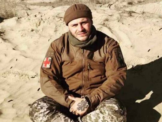 «Шолом розколовся навпіл, але врятував життя сина»: досі не повернувся жоден полонений з в’язниці, де окупанти тримають морпіха Дмитра Селютіна
