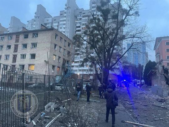 Ворог обстріляв Київ і Харків: палають авто, є виклики екстрених служб