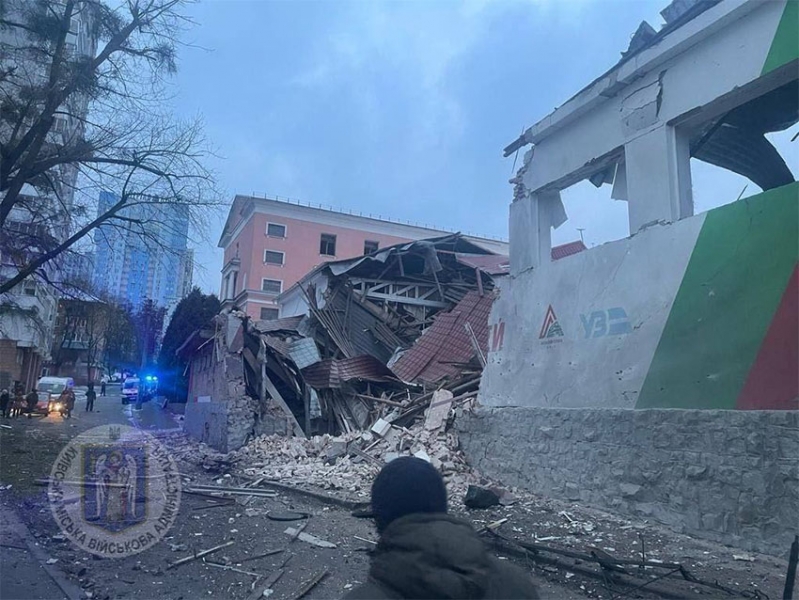 Ворог обстріляв Київ і Харків: палають авто, є виклики екстрених служб
