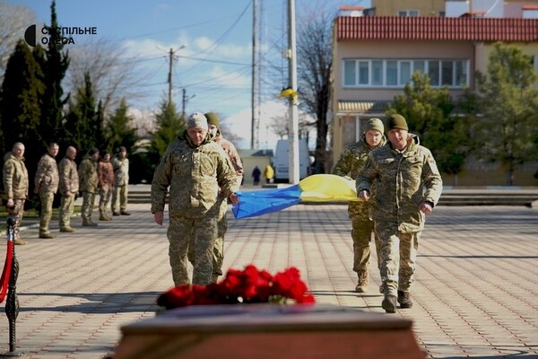 В Одесской области простились с военным, семья которого погибла от удара РФ по ЖК "Тирас"