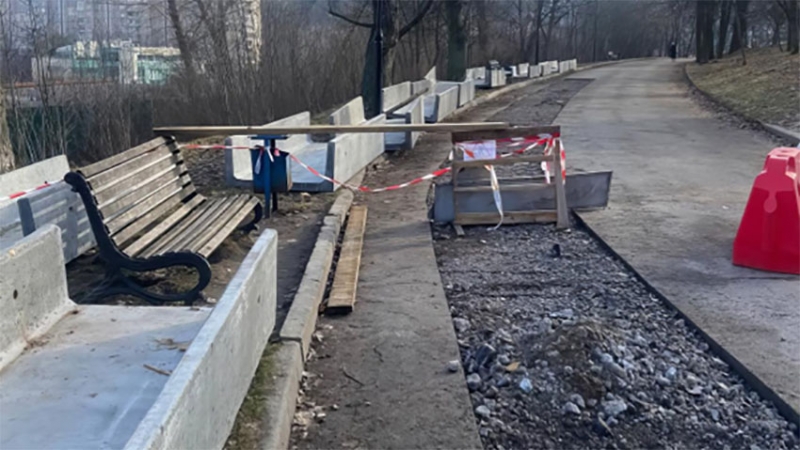 Фахівці закликають людей не перешкоджати роботі з перенесення високовольтної лінії, яка нависає над Солом’янським парком