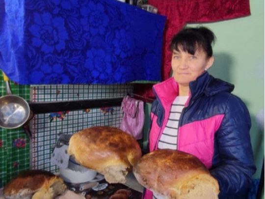 «Люди за все життя не встигли б стільки його приготувати, як я за ці два роки»: мати двох бійців «Азову» пече хліб для воїнів