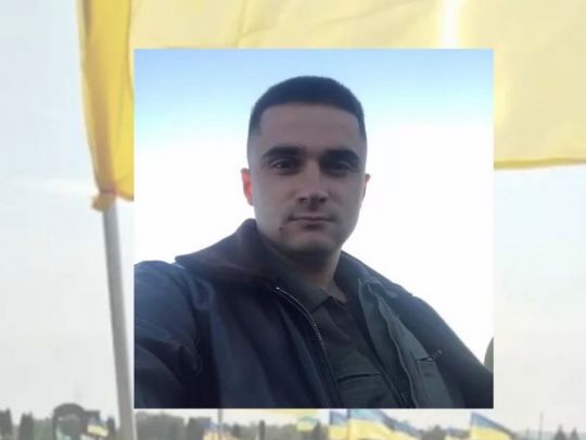 Не вагаючись направив підбитий штурмовик у ворожу колону: на Київщині поховали льотчика, тіло якого повертали два роки