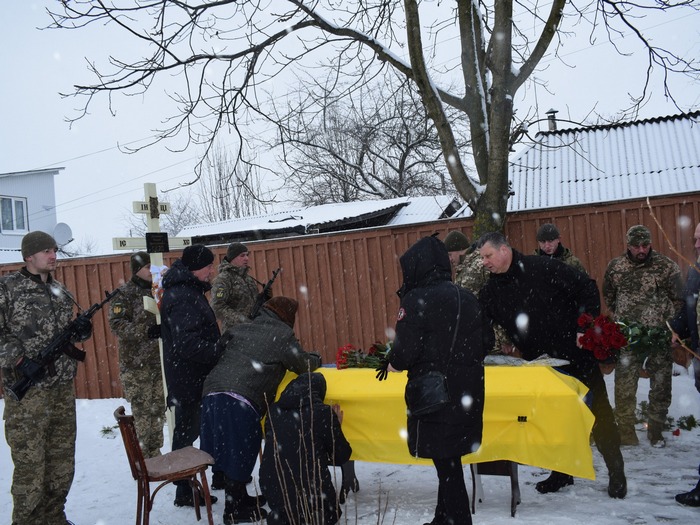 Не вагаючись направив підбитий штурмовик у ворожу колону: на Київщині поховали льотчика, тіло якого повертали два роки