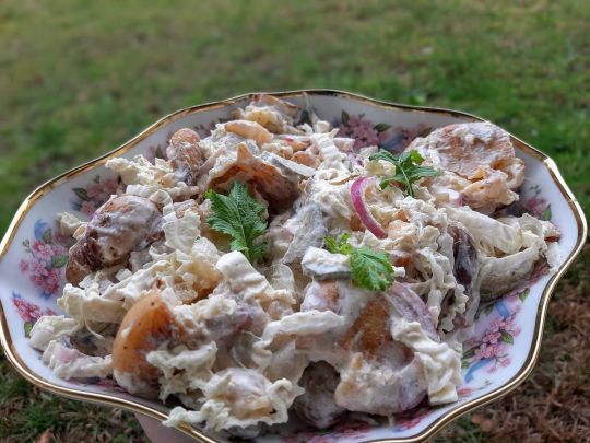 Салат із запеченої картоплі з маринованими огірочками: рецепт відомої кулінарки
