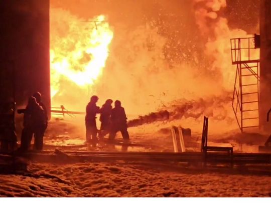 «Спека» у росії: в курскє після удару безпілотника горить нафтобаза, а в москві палає будівля «Известий» (відео)