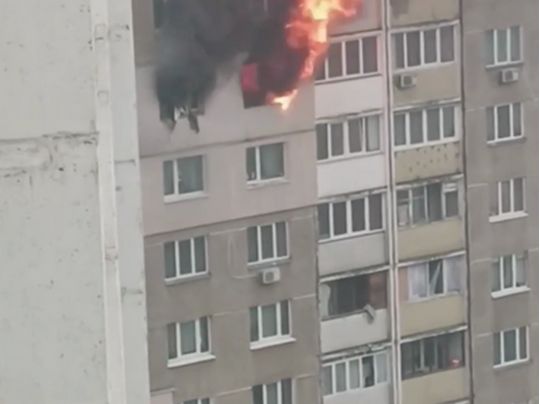 Уламок ракети частково зруйнував житлову багатоповерхівку у Києві (фото, відео)