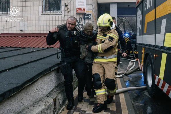 В Києві на Лукʼянівці у багатоповерхівці пролунав вибух й почалася пожежа (відео)