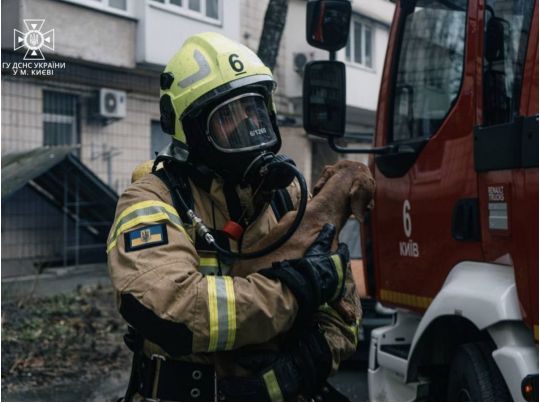 В Києві на Лукʼянівці у багатоповерхівці пролунав вибух й почалася пожежа (відео)