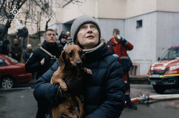 В Києві на Лукʼянівці у багатоповерхівці пролунав вибух й почалася пожежа (відео)