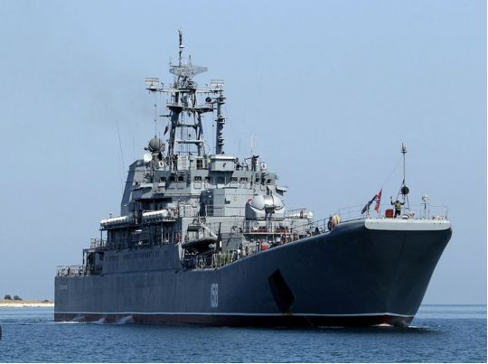 Ворожий «цезар» програв «Магурі»: з’явилося відео знищення дроном російського корабля