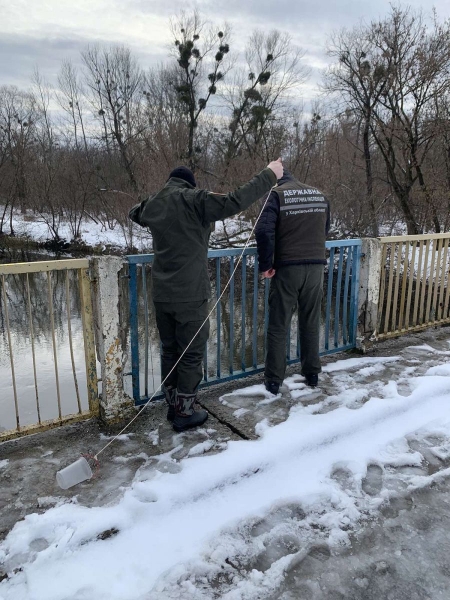 Забруднено землю та воду: на Харківщині екологічна катастрофа після удару окупантів по нафтобазі (фото, відео)