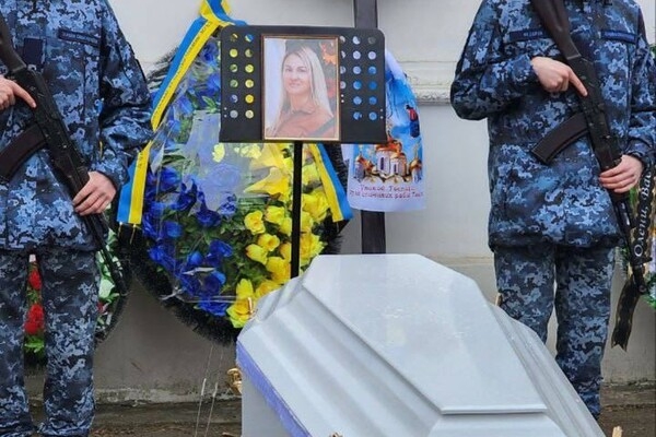 В Одессе попрощались с семьей военных, погибшей в результате атаки 2 марта