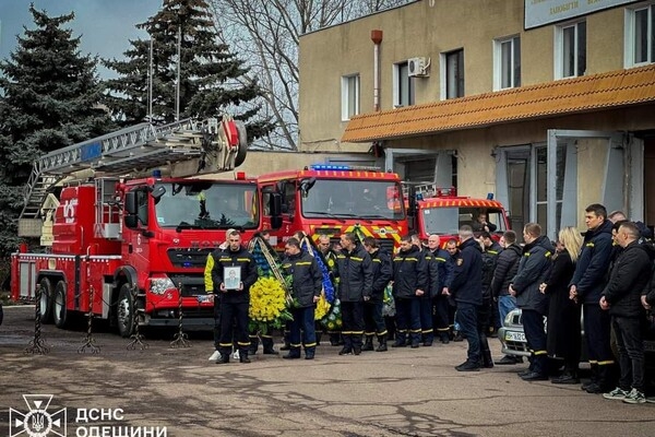 В Одесской области простились со спасателями, погибшими во время повторного ракетного удара 15 марта 