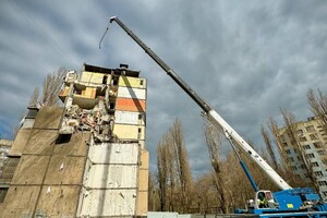 Поврежденные дроном квартиры на Добровольского демонтируют: одесситов просят не подходить 