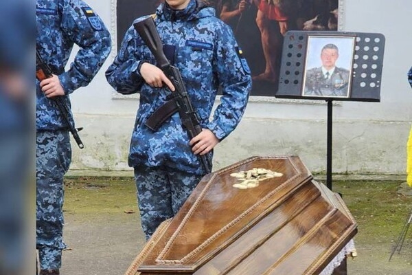 В Одессе попрощались с семьей военных, погибшей в результате атаки 2 марта