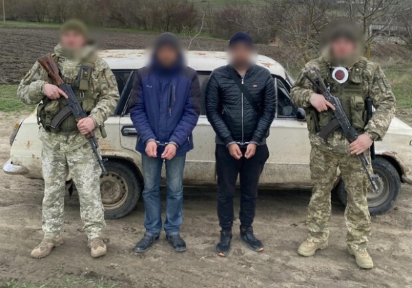 Маскировались при помощи перьев: в Одесской области задержали двух уклонистов