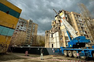 Поврежденные дроном квартиры на Добровольского демонтируют: одесситов просят не подходить 