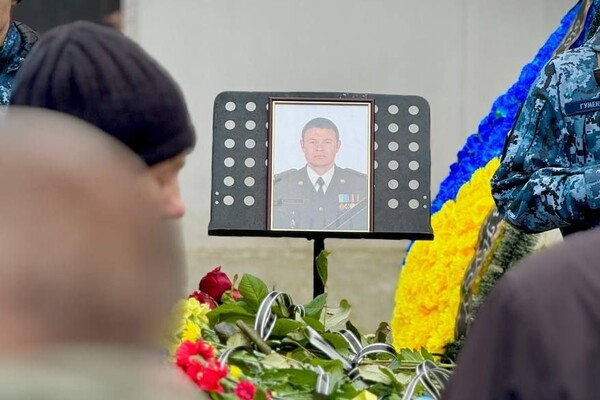 В Одессе попрощались с семьей военных, погибшей в результате атаки 2 марта