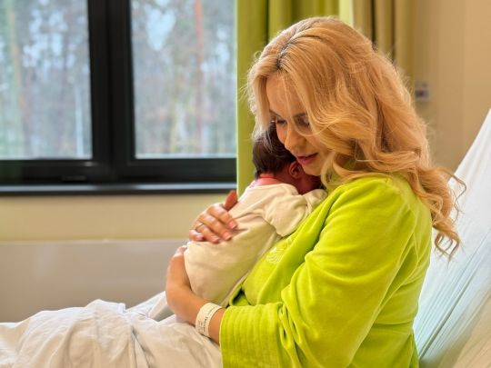 Чорнява красуня: Лілія Ребрик з новонародженою донькою виписались з пологового