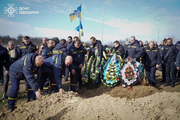 В Одесской области простились со спасателями, погибшими во время повторного ракетного удара 15 марта 
