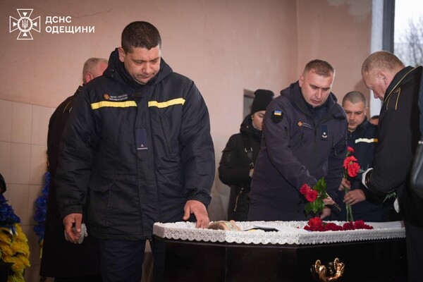 В Одесской области простились со спасателями, погибшими во время повторного ракетного удара 15 марта 