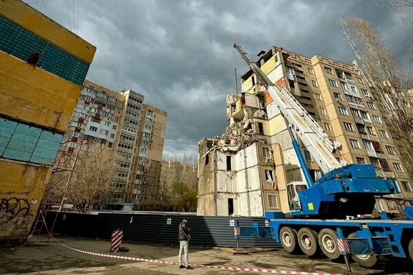 Поврежденные дроном квартиры на Добровольского демонтируют: одесситов просят не подходить 