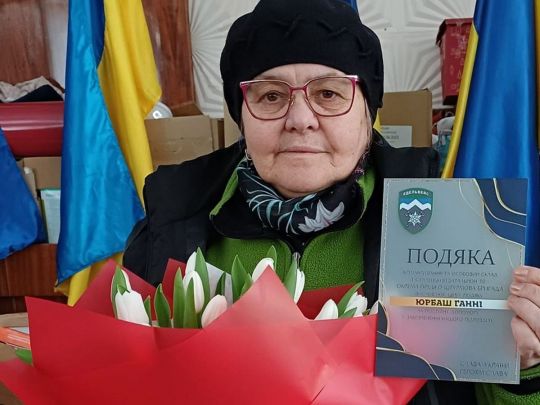 «На передовій була 5 разів, якось потрапила під обстріл»: 65-річна пенсіонерка з Буковини волонтерить вже десять років