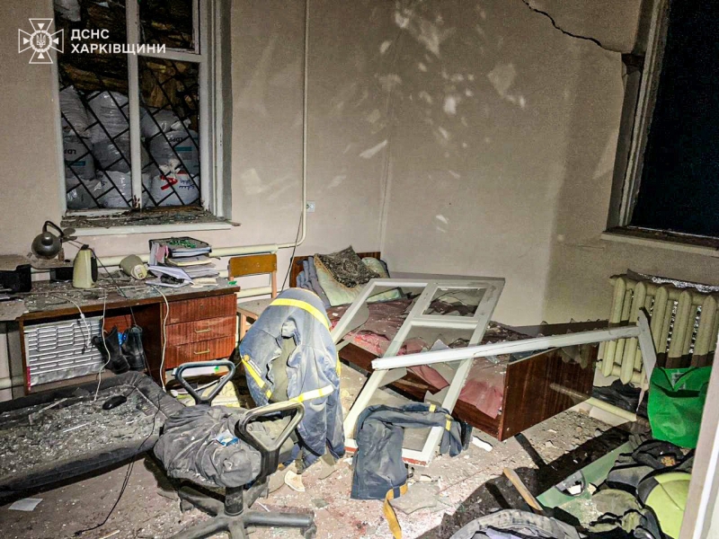 Вночі окупанти вдарили ракетою по пожежній частини на Харківщині (фото, відео)