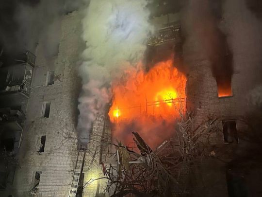 Вночі росіяни скинули авіабомбу на житлову багатоповерхівку у Куп'янську (фото)