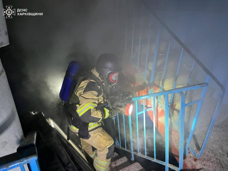 Вночі росіяни скинули авіабомбу на житлову багатоповерхівку у Куп'янську (фото)