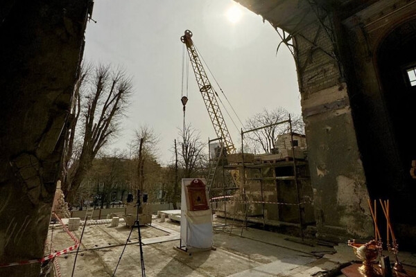 В Спасо-Преображенском соборе в Одессе приступили к восстановлению стены в алтаре, куда попала ракета