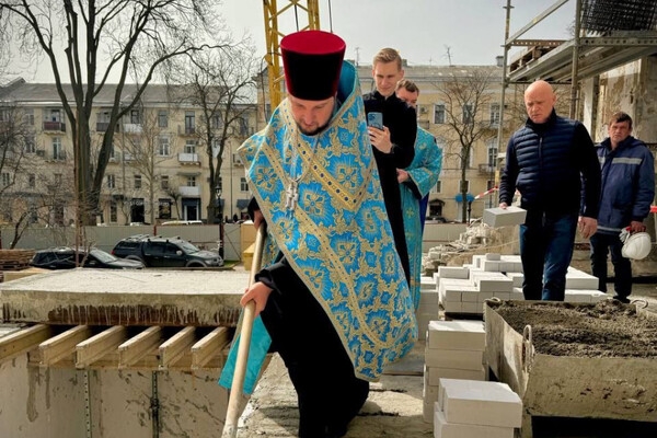 В Спасо-Преображенском соборе в Одессе приступили к восстановлению стены в алтаре, куда попала ракета