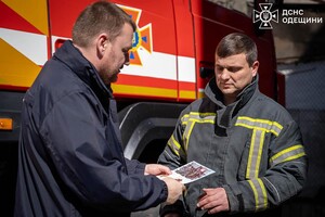 В Одессе наградили спасателей, пострадавших в результате обстрела города 15 марта