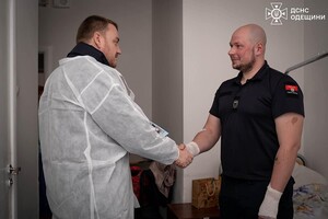 В Одессе наградили спасателей, пострадавших в результате обстрела города 15 марта