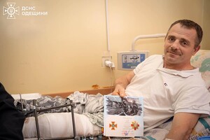 В Одессе наградили спасателей, пострадавших в результате обстрела города 15 марта