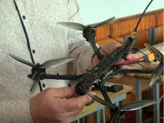 «Якщо знадобиться, піду воювати»: 59-річний шкільний вчитель збирає дрони для ЗСУ